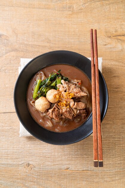 Soupe de nouilles de riz au ragoût de porc