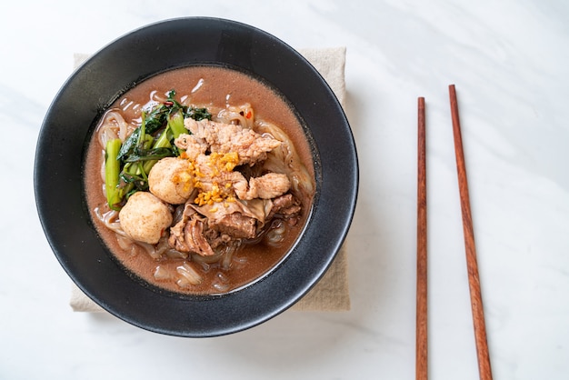 Soupe de nouilles de riz au ragoût de porc