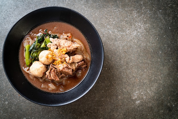 Soupe de nouilles de riz au ragoût de porc