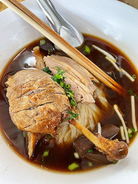 Photo soupe de nouilles vue de dessus canard cuit sur table en bois