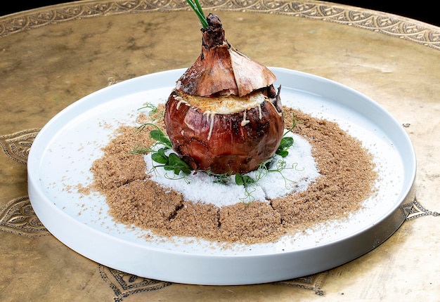 Soupe à l'oignon avec croûte de parmesan servie dans l'oignon entier Plat russe rétro classique