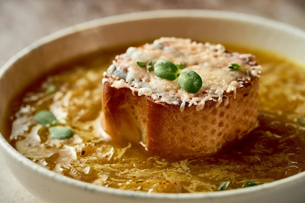 Soupe à l'oignon avec croûton dans un bol Une astuce sélective Cuisine française en gros plan