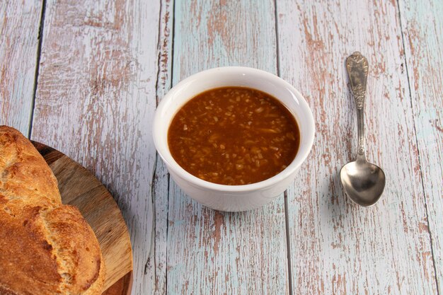 Soupe à l'oignon dans un bol blanc