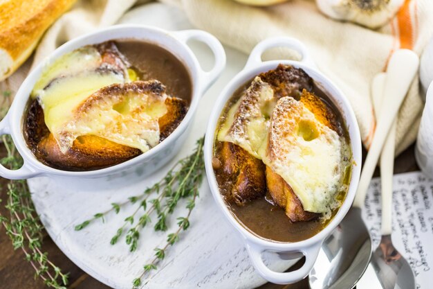 Soupe à l'oignon française maison avec baguette grillée.
