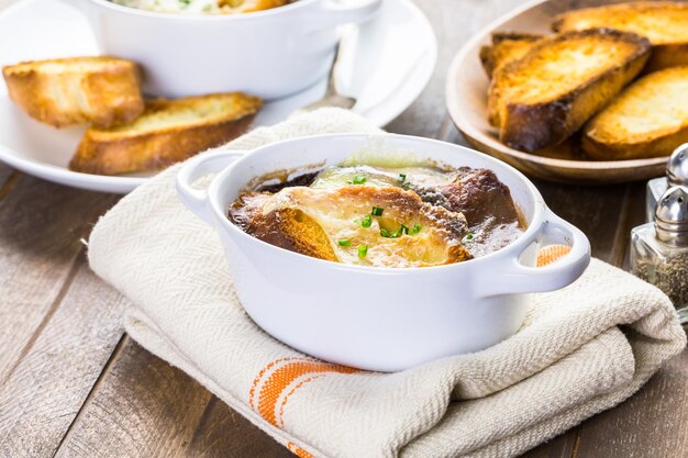 Soupe à l'oignon française maison avec baguette grillée.