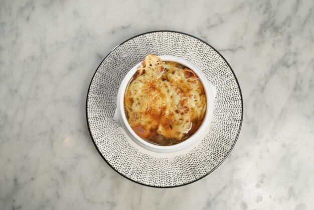 Soupe à l'oignon française servie dans un plat isolé sur fond de marbre vue de dessus sur la nourriture de hong kong