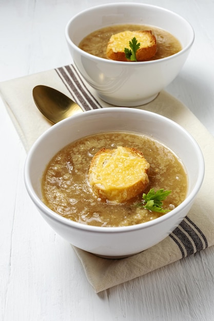 Soupe à l'oignon française traditionnelle faite maison avec du pain gratiné dans un bol. Concept d'aliments sains