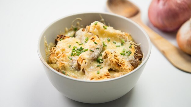 Photo soupe à l'oignon avec pain grillé gratiné au fromage.