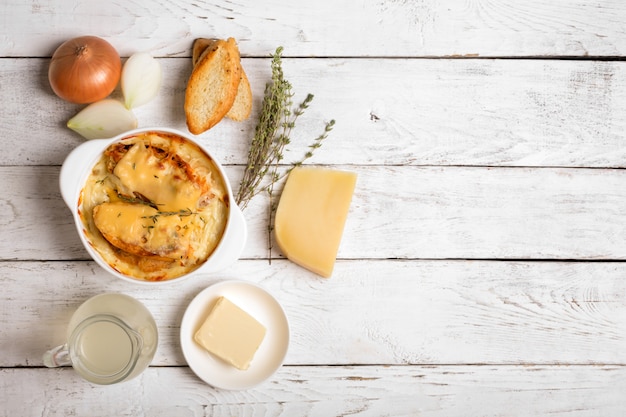 Soupe à l'oignon et ses ingrédients vue de dessus