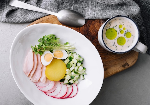 Soupe Okroshka avec vue de dessus de salade