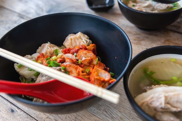 Soupe d&#39;os de porc chinois aux nouilles