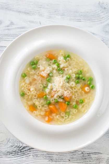 Soupe de pâtes au poulet à l'italienne au parmesan