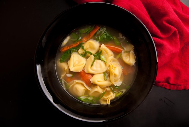 Soupe de pâtes au poulet tortellini aux légumes