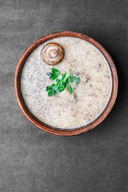 Soupe paysanne copieuse aux champignons de Paris