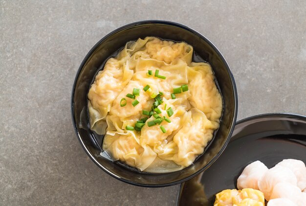 Soupe pieuse sur table