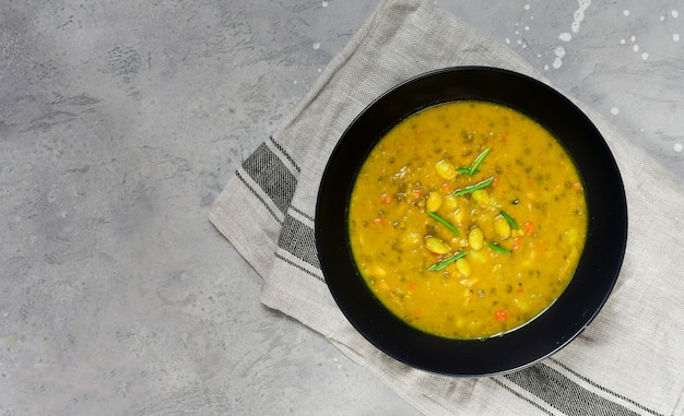 Soupe de pois cassés au poulet et haricots verts, recette de la cuisine asiatique