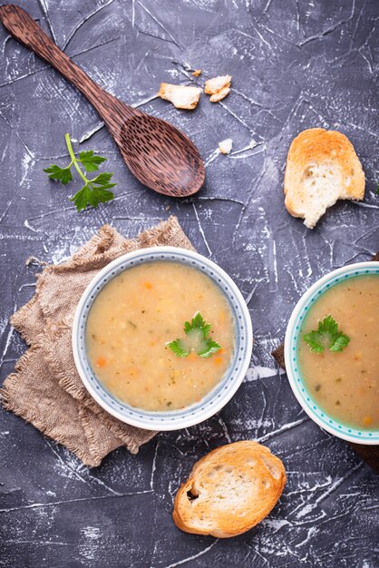 Soupe de pois végétarienne saine sur fond de béton