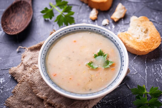 Soupe de pois végétarienne saine sur fond de béton