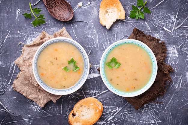 Soupe de pois végétarienne saine sur fond de béton