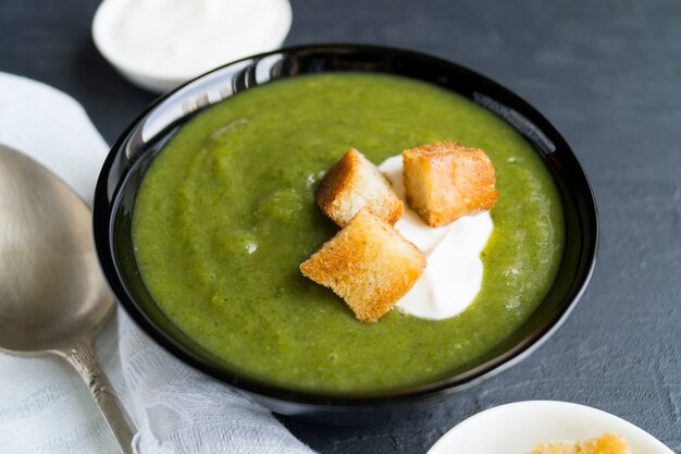 Soupe de pois verts dans un bol