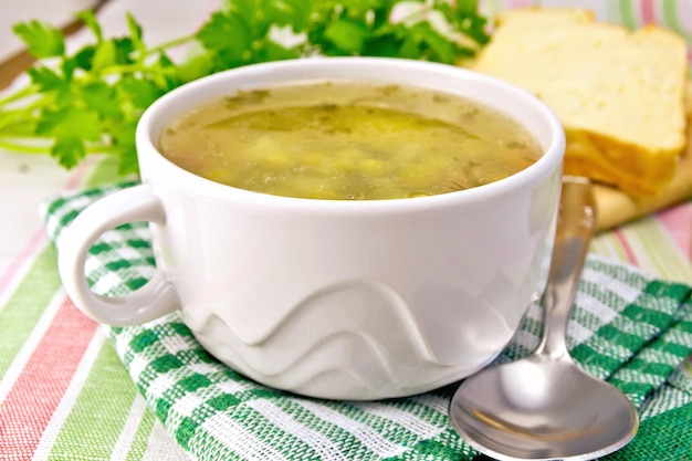 Soupe de pois verts avec du pain sur nappe