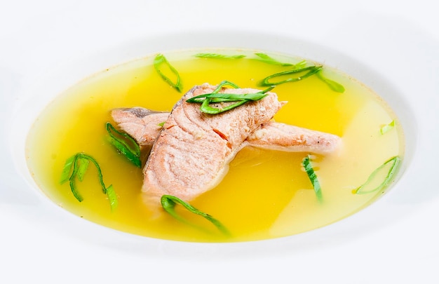 Soupe de poisson au saumon Sur fond blanc Repas pour enfants