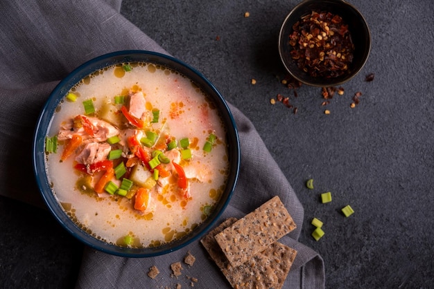 Soupe de poisson au saumon avec des légumes chauds aliments sains