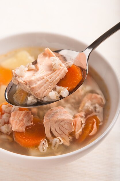 Soupe de poisson au saumon et orge perle en cuillère