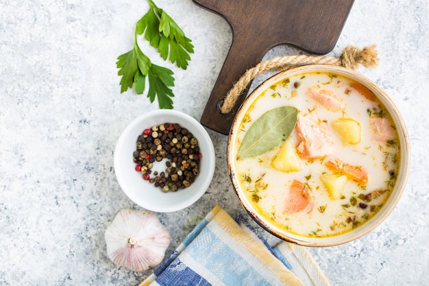 Photo soupe de poisson au saumon