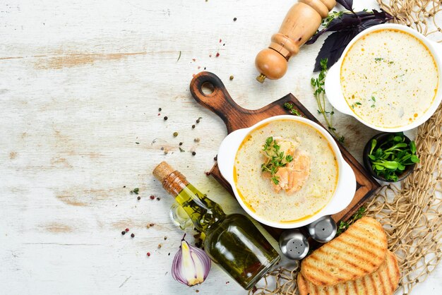 Soupe de poisson aux légumes Soupe dans un bol Vue de dessus Espace libre pour votre texte