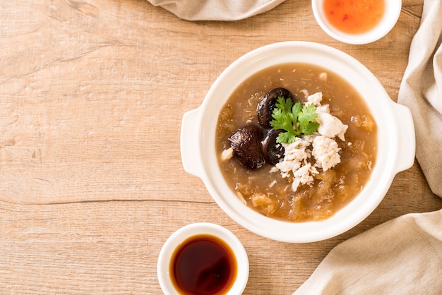 Soupe de poisson braisé dans une sauce rouge au crabe