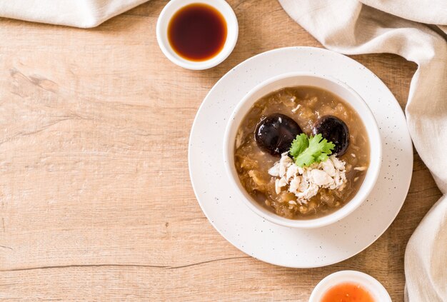 Soupe de poisson braisé dans une sauce rouge au crabe