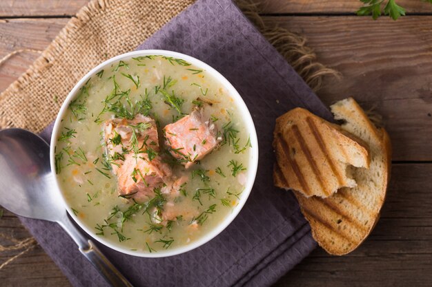 Soupe de poisson crémeuse au saumon, pommes de terre, oignons, carottes, aneth et céleri