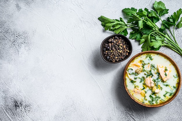 Soupe de poisson crémeuse finlandaise au saumon et pommes de terre.