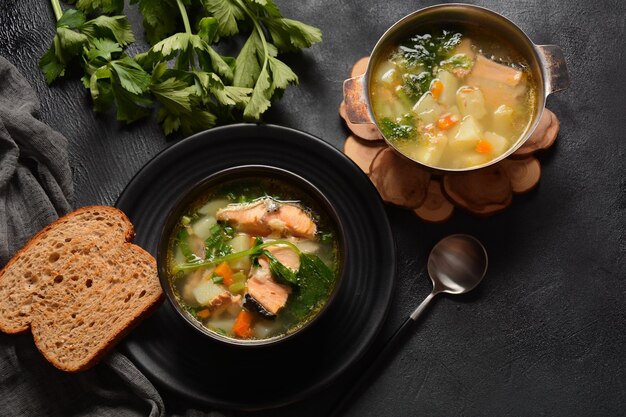 Soupe de poisson frais sur fond noir Soupe de saumon