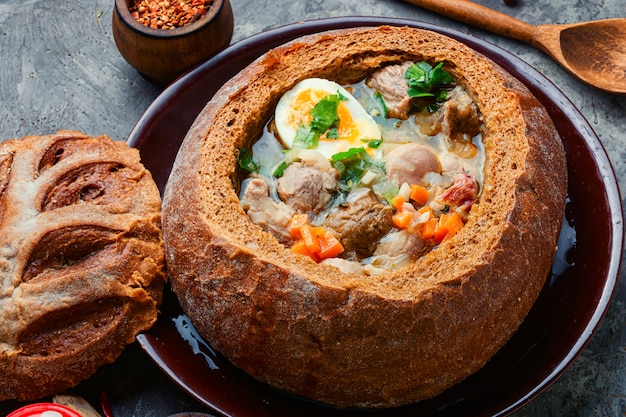 Soupe polonaise zurek dans un pot à pain