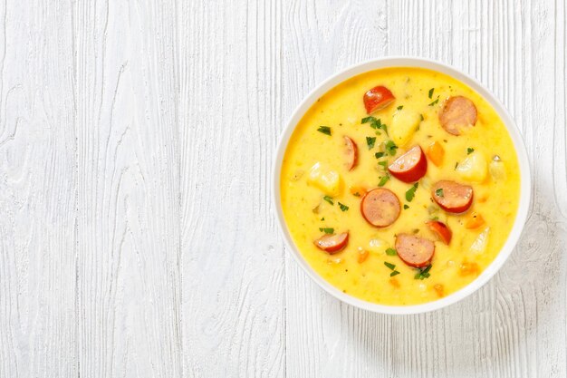 Photo soupe de pommes de terre allemande avec des saucisses dans un bol