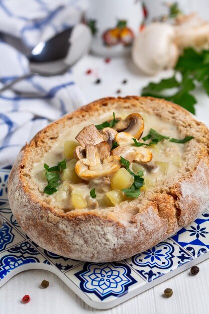 Photo une soupe de pommes de terre avec des champignons dans un pain