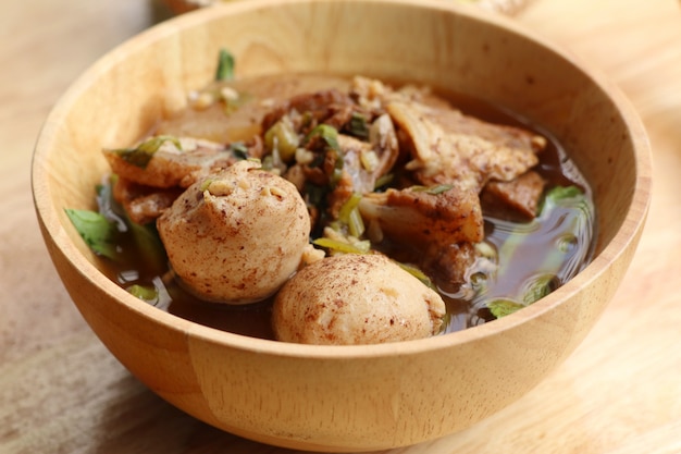 Soupe de porc cuite avec boulette de viande