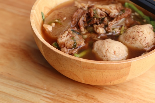 Soupe de porc cuite avec boulette de viande