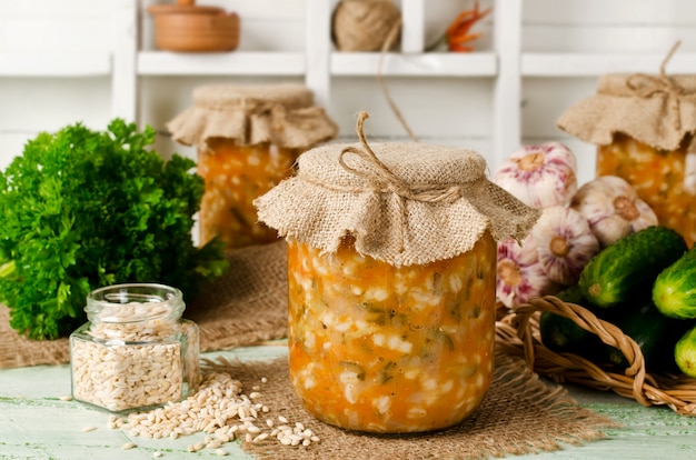 Soupe en pot. Cornichon d'orge et de concombre