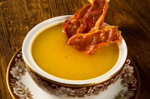 Soupe de potiron au prosciutto sur table