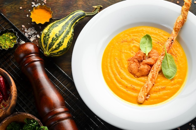 Soupe de potiron aux graines de citrouille Menu d'automne Dans une assiette blanche Vue de dessus