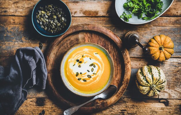 Soupe de potiron aux graines de persil et de crème dans un bol