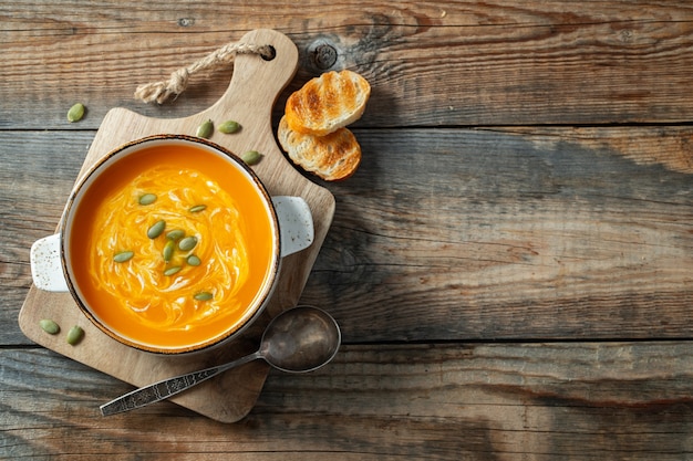 Soupe de potiron avec croûtons et crème.