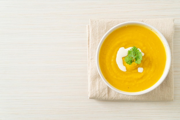 Soupe de potiron dans un bol blanc