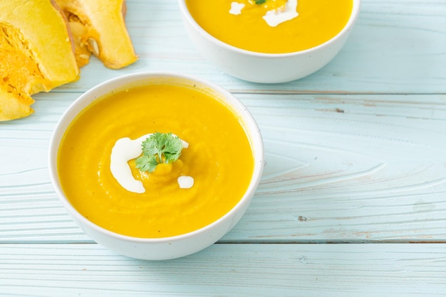 Soupe de potiron dans un bol blanc