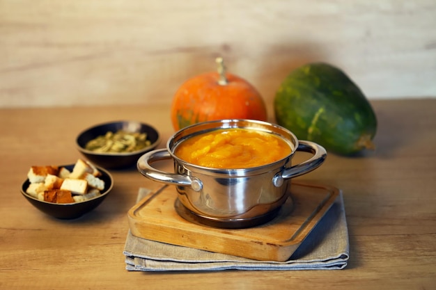 Soupe de potiron dans une casserole avec croûtons