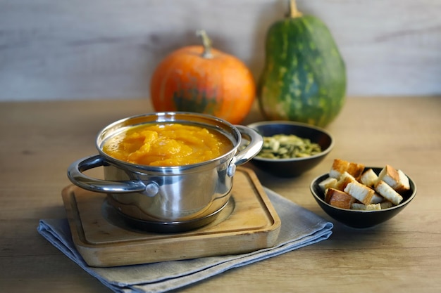 Soupe de potiron dans une casserole avec croûtons