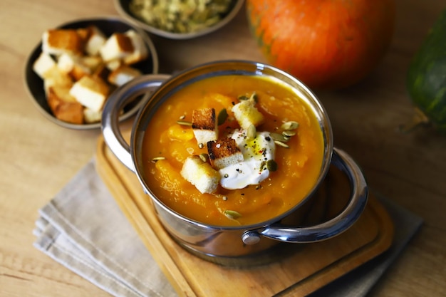 Soupe de potiron dans une casserole avec croûtons